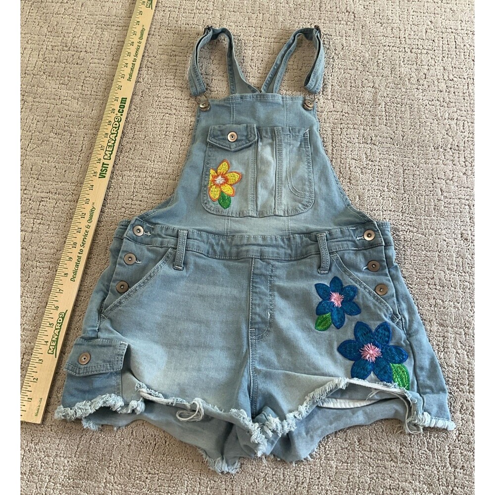 No Boundaries L (11-13) LT Wash Fashion Shortall With Flowers. EUC